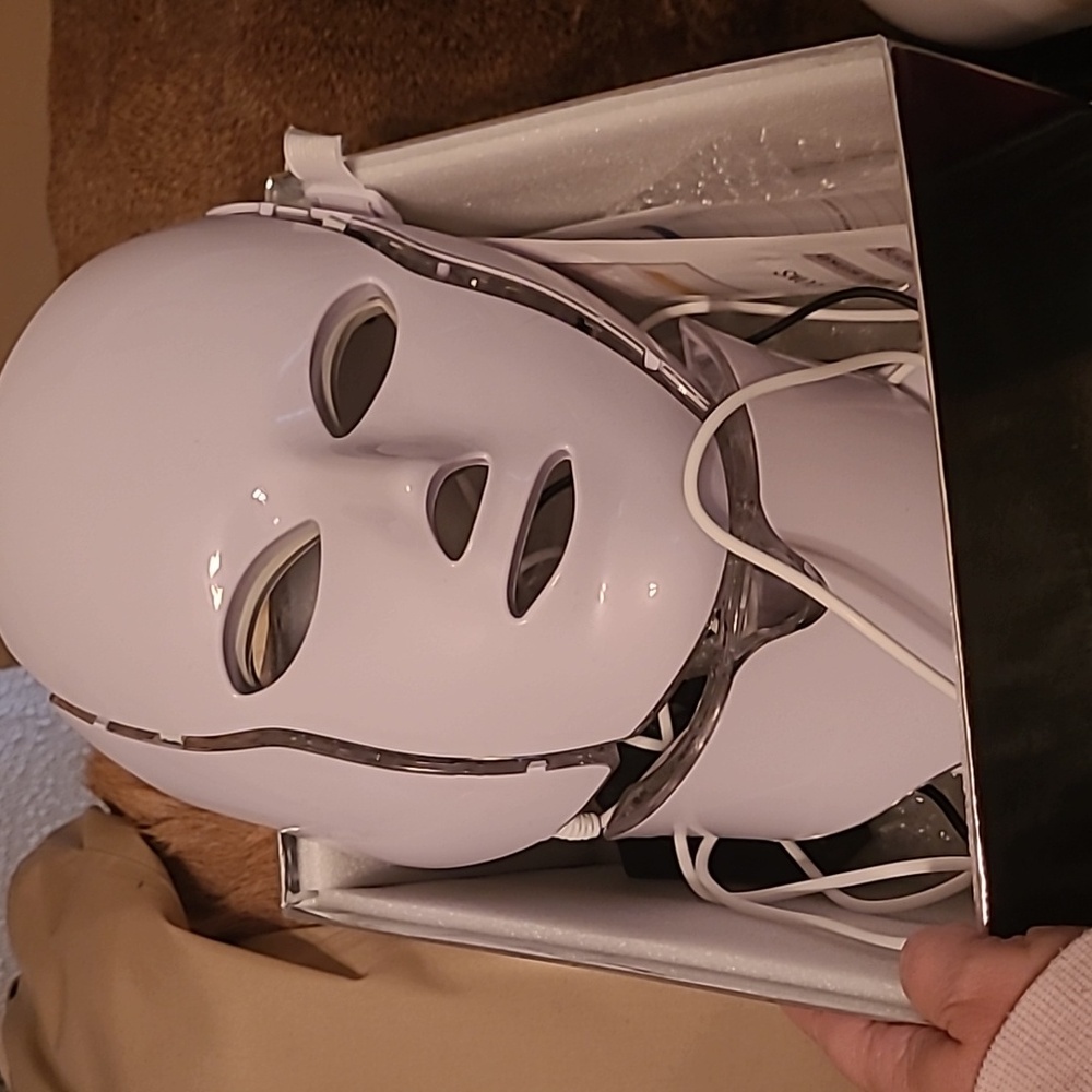 Red light face mask